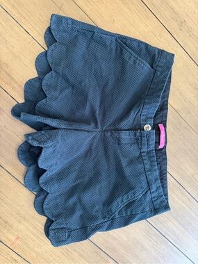 Lilly Pulitzer- Scallop Hem Women's Shorts in black-8